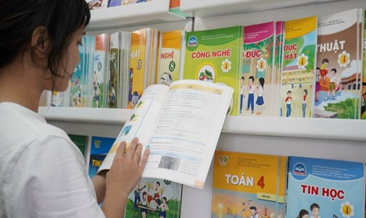 Sách giáo khoa mới lớp 4, 8, 11 được sử dụng trong năm học 2023 - 2024. Ảnh: Vân Trang
