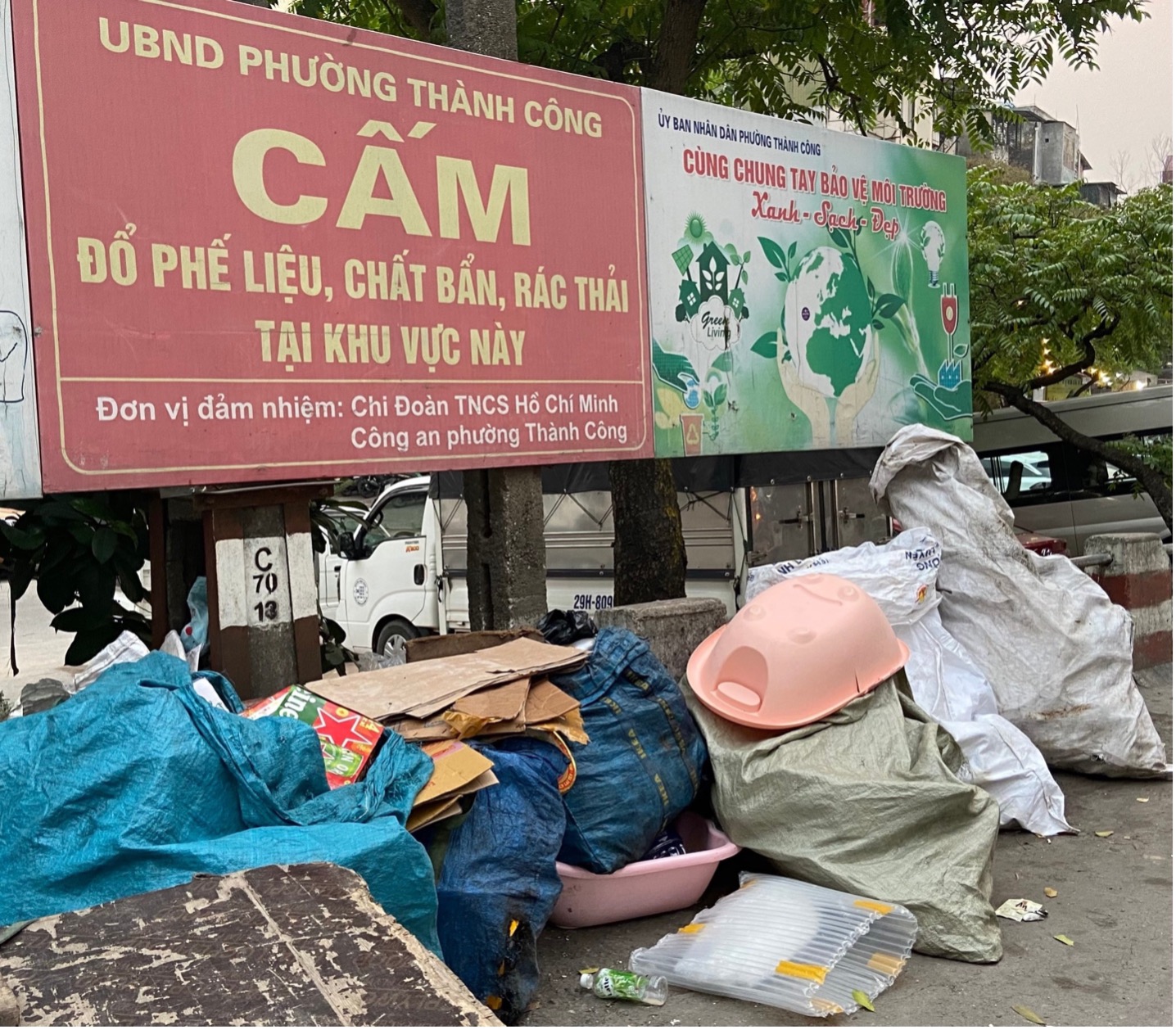 Rác ngổn ngang ngay dưới biển cấm. Ảnh: Minh Thùy