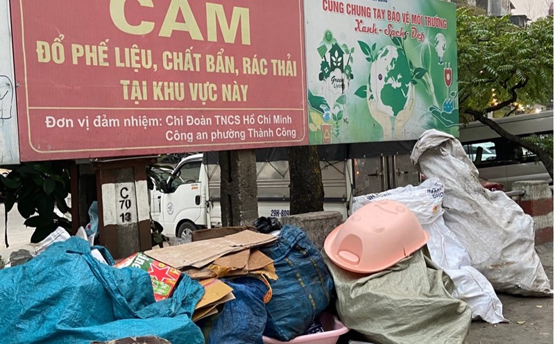 Rác ngổn ngang ngay dưới biển cấm. Ảnh: Minh Thùy