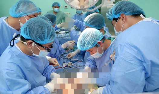 Các bác sĩ thực hiện ghép tạng từ người chết não hiến tặng. Ảnh: Lan Hương.