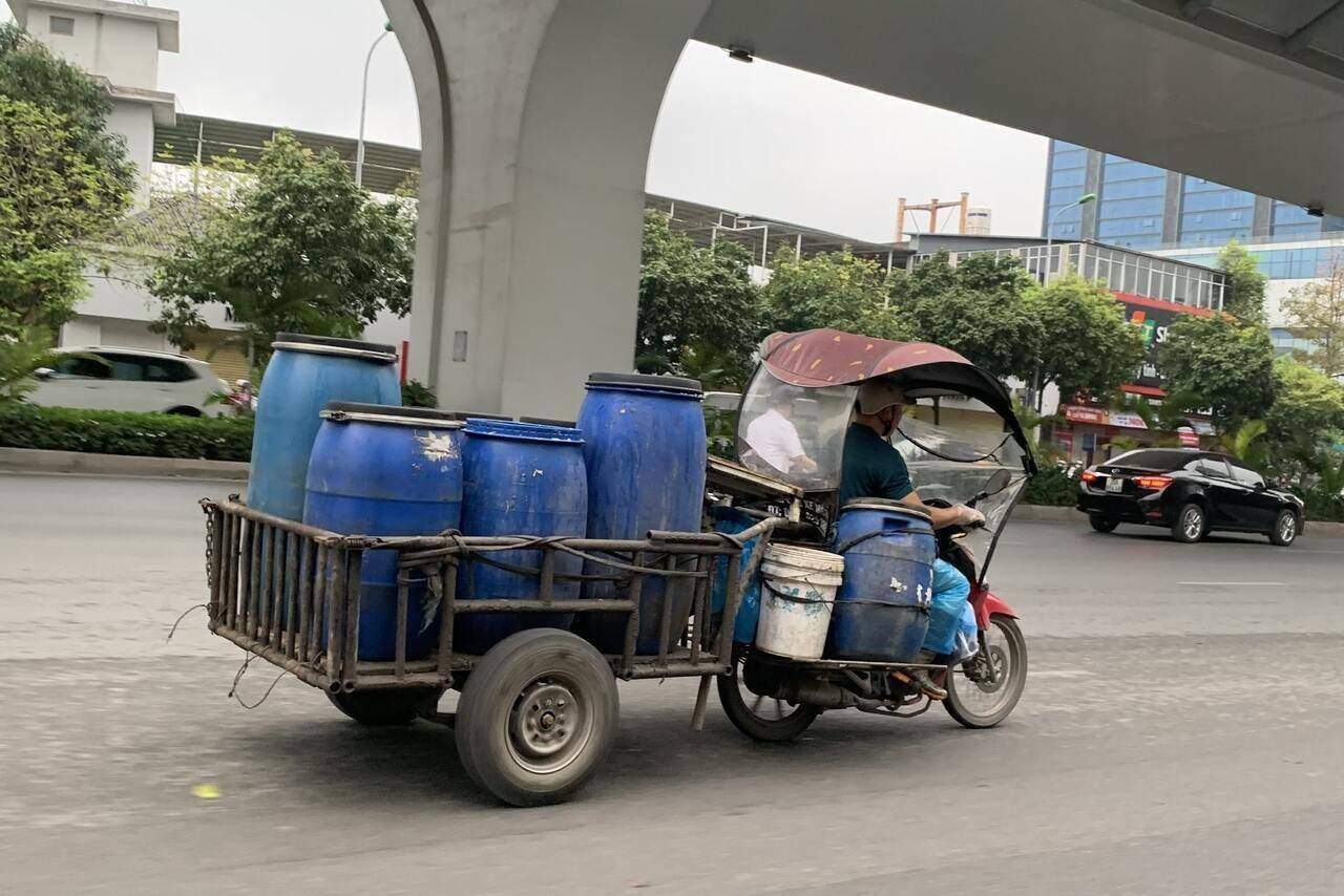 Xe tự chế di chuyển trên đường phố Hà Nội sáng 5.4. Ảnh: Thu Thuỷ. 