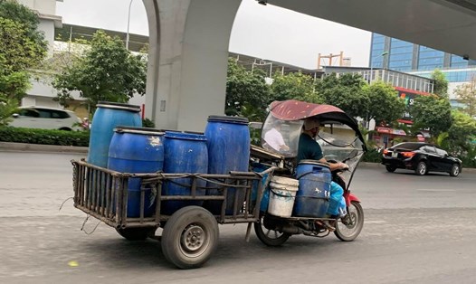 Xe tự chế di chuyển trên đường phố Hà Nội sáng 5.4. Ảnh: Thu Thuỷ.