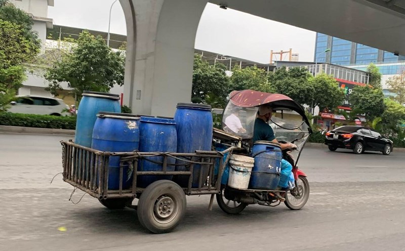 Xe tự chế di chuyển trên đường phố Hà Nội sáng 5.4. Ảnh: Thu Thuỷ.