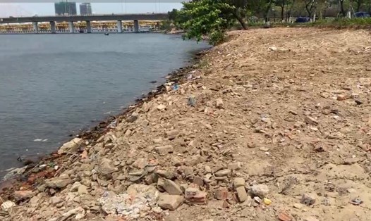 Hiện trạng 1 đoạn bờ sông Hàn bị đổ thải, lấn ra ngoài bờ kè. Ảnh: Văn Trực