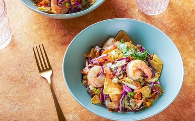 Salad tôm nướng mật ong là món ăn phù hợp thưởng thức vào dịp cuối tuần. Ảnh: Quốc Chung