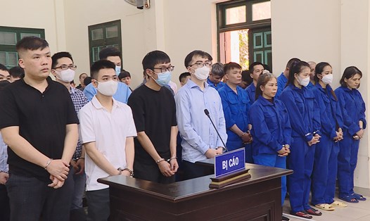 Ông trùm đường dây đánh bạc nghìn tỉ Nguyễn Minh Thành (áo đen, ngoài cùng bên trái) cùng các bị cáo tại phiên tòa. Ảnh: Quang Việt