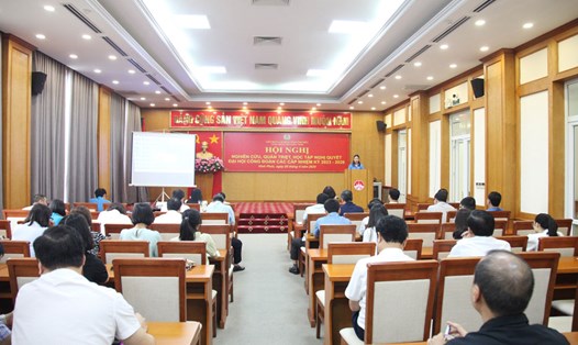 Bà Trịnh Thị Thoa, Chủ tịch LĐLĐ tỉnh Vĩnh Phúc chỉ đạo hội nghị. Ảnh: Dương Chung
