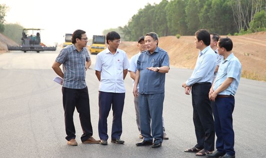 Một đoạn cao tốc Vạn Ninh - Cam Lộ qua xã Vĩnh Khê, huyện Vĩnh Linh, tỉnh Quảng Trị đã được thi công. Ảnh: Hưng Thơ.
