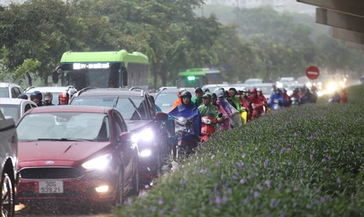 Dự báo Hà Nội tiếp tục có mưa rải rác trong sáng mai 7.4. Ảnh: Tô Thế
