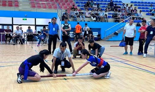 Các học sinh tham gia thi đấu môn đẩy gậy tại Hội khỏe Phù Đổng tỉnh Quảng Ngãi. Ảnh: Ngọc Viên