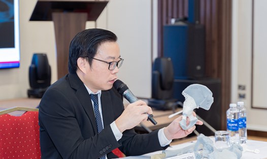 GS.TS Trần Trung Dũng nói về ứng dụng công nghệ 3D trong việc thay xương chậu. Ảnh: Hà Lê