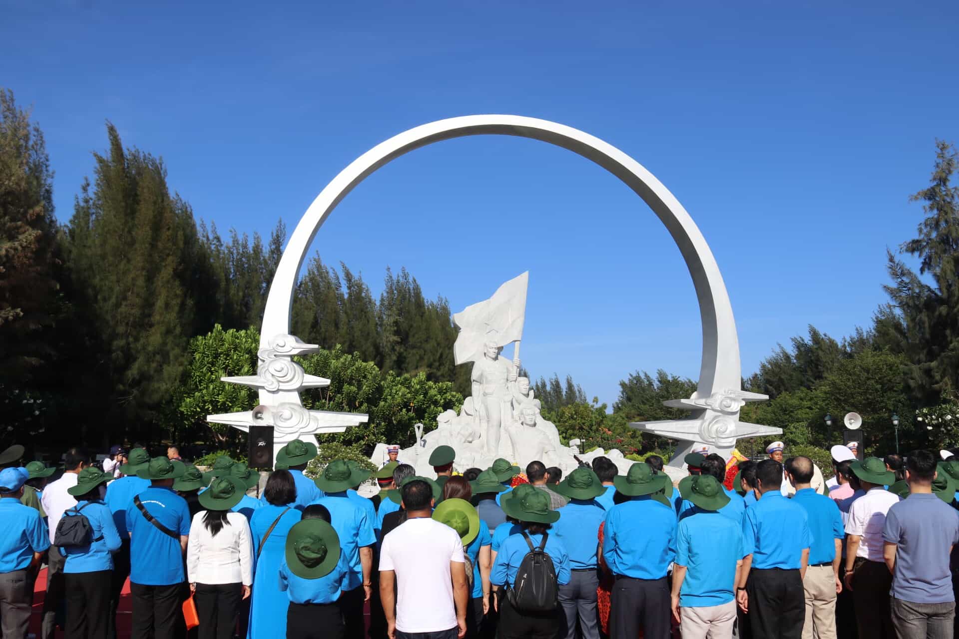 Đoàn công tác số 6 đi thăm quân, dân trên đảo Trường Sa, Nhà giàn DK1, tổ chức dâng hoa, dâng hương tưởng niệm các Anh hùng Liệt sĩ tại Khu tưởng niệm Chiến sĩ Gạc Ma. Ảnh: Thanh Thúy 