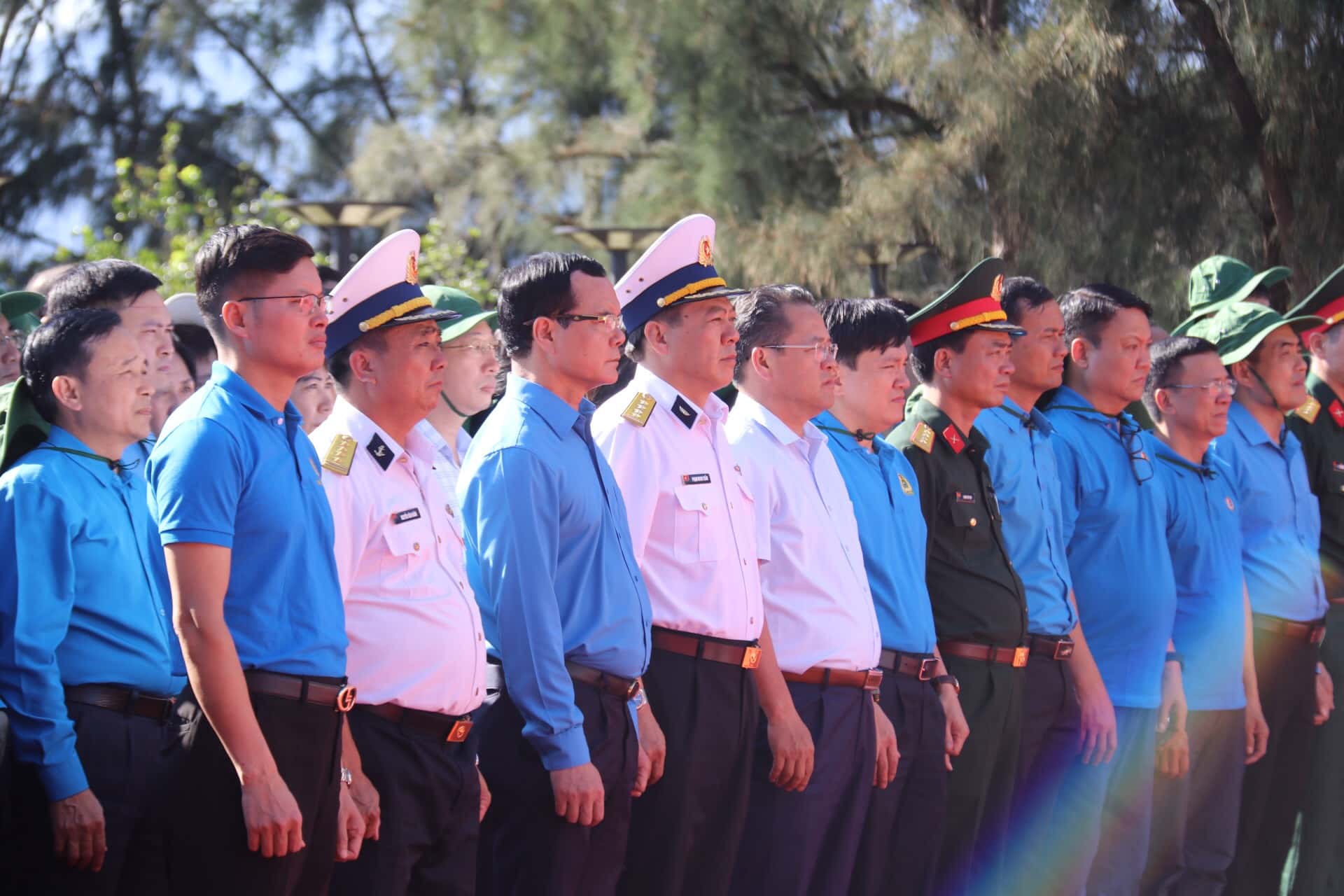 Đoàn công tác số 6 dâng hương tại Khu tưởng niệm Chiến sĩ Gạc Ma. Ảnh: Thanh Thúy