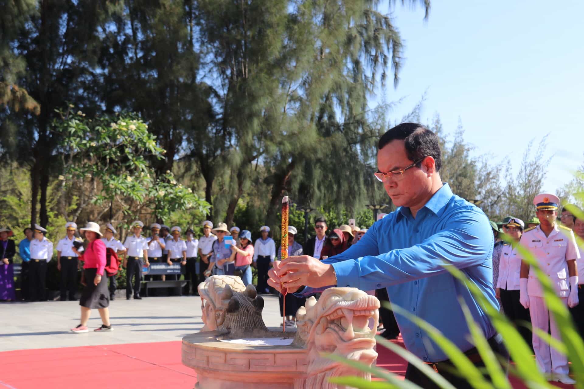 Ủy viên Trung ương Đảng, Chủ tịch Tổng Liên đoàn Lao động Việt Nam Nguyễn Đình Khang dâng hương tại Khu tưởng niệm Chiến sĩ Gạc Ma. Ảnh: Thanh Thúy