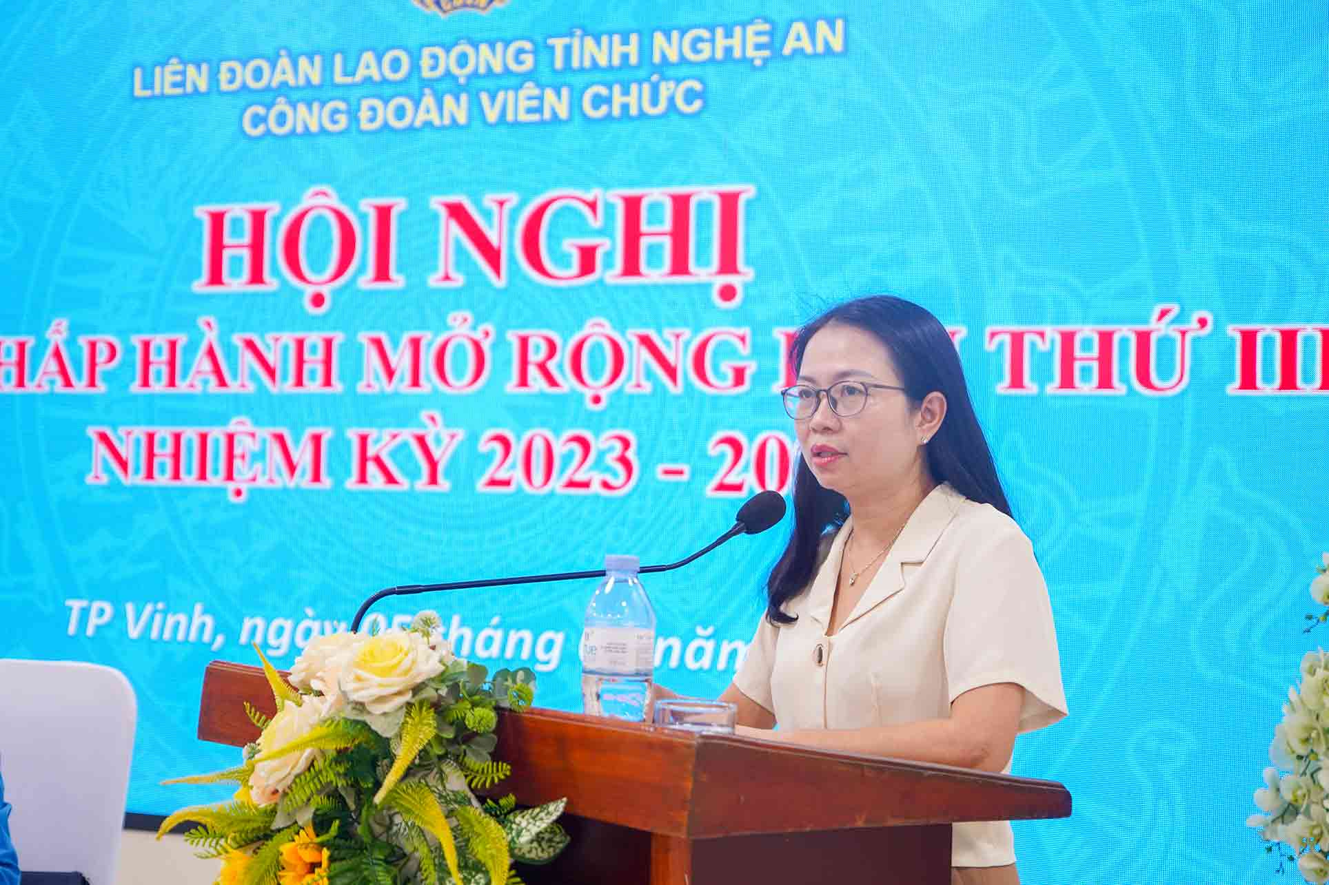 Bà Nguyễn Thị An Nhân - Phó Chủ tịch Công đoàn Báo Nghệ An phát biểu tại hội nghị. Ảnh: Duy Chương.