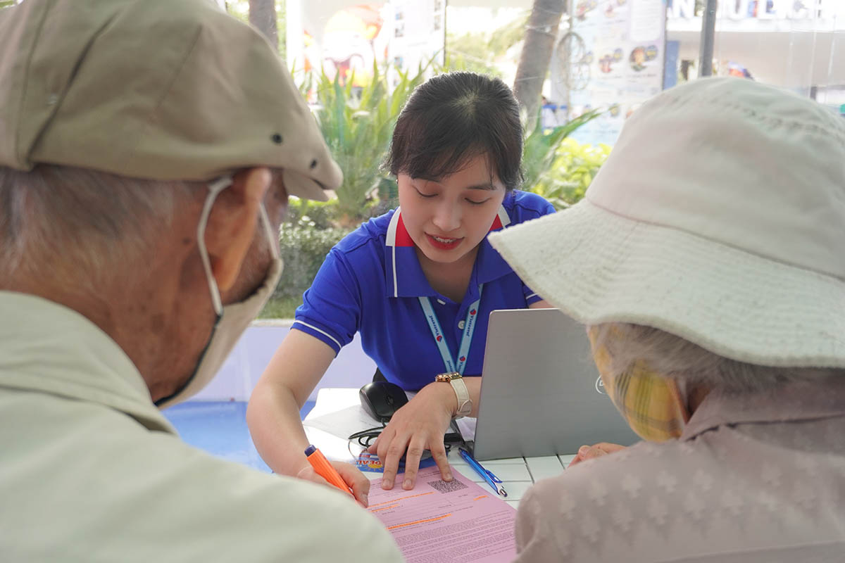 Hàng loạt chương trình ưu đãi, khuyến mại kèm nhiều quà tặng hấp dẫn cho khách hàng đặt tour tại Ngày hội. Ảnh: Như Quỳnh