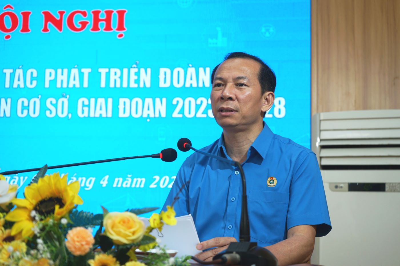 Ông Võ Mạnh Sơn - Chủ tịch LĐLĐ tỉnh Thanh Hóa phát biểu khai mạc hội nghị. Ảnh: Quách Du