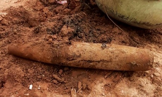 Quả bom nặng 227kg được phát hiện khi một đơn vị xây dựng đang đào đất. Ảnh: Nguyễn Hồ.