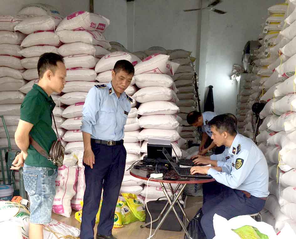 Đoàn kiểm tra Đội QLTT số 1, Cục QLTT Thành phố Hà Nội đang thiết lập hồ sơ vụ việc. Ảnh: DMS
