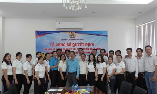 Đoàn viên vui mừng được gia nhập tổ chức Công đoàn Việt Nam. Ảnh: Mỹ Tú
