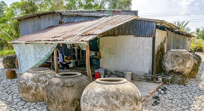 Vùng nông thôn huyện Trần Văn Thời thiếu nước sinh hoạt trầm trọng, người dân dự trữ nước bằng những chiếc lu như thế này. Ảnh: Nhật Hồ