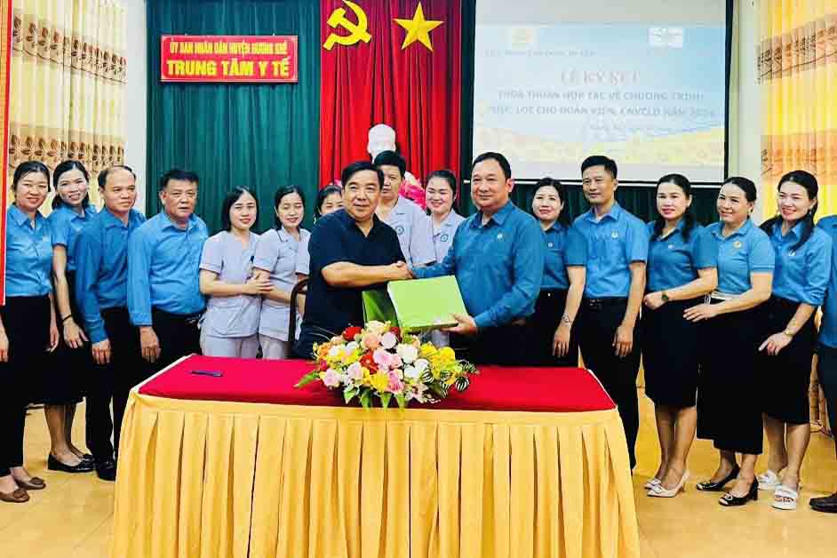 Liên đoàn Lao động huyện Hương Khê ký kết chương trình phúc lợi đoàn viên với Trung tâm Y tế huyện Hương Khê. Ảnh: Hương Thủy.