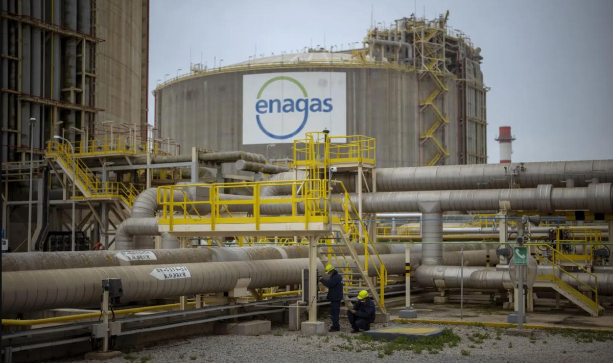 Nhà máy tái khí hóa Enagss ở Barcelona, Tây Ban Nha. Ảnh: AP