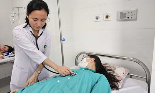 Học sinh Trường THPT Nguyễn Văn Trỗi được điều trị tại Bệnh viện Đa khoa Yersin Nha Trang sau khi ăn cơm gà gần trường. Ảnh: Hữu Long