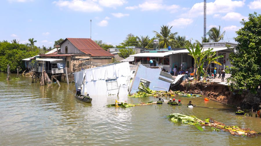 3 căn nhà tại phường Thuận Hưng, quận Thốt Nốt, TP Cần Thơ bị sụp đổ xuống sông. Ảnh: Tạ Quang