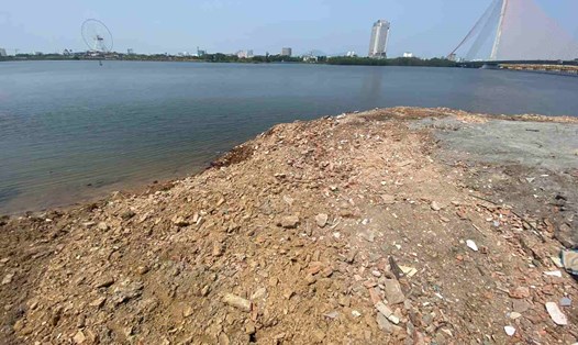 Bãi thải đổ đất đá hỗn tạp, lấn sông Hàn. Ảnh: Văn Trực
