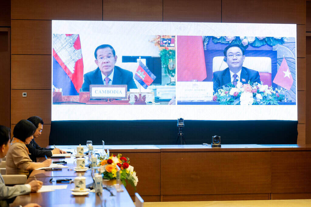 Chủ tịch Quốc hội Vương Đình Huệ và Chủ tịch Thượng viện Campuchia Samdech Techo Hun Sen điện đàm trực tuyến. Ảnh: Quochoi.vn
