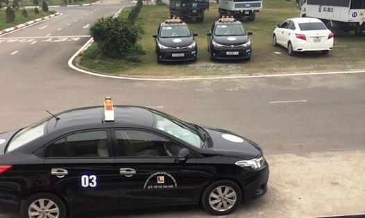 Thi thực hành lái xe trên sa hình tại Trung tâm Đào tạo và sát hạch lái xe cơ giới đường bộ, thuộc Trường Cao đẳng Lào Cai ngày 5.4. Ảnh: Quốc Hồng