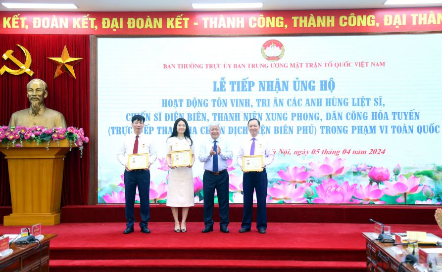 Bí thư T.Ư Đảng, Chủ tịch Ủy ban Trung ương MTTQ Việt Nam Đỗ Văn Chiến trao kỷ niệm chương “Vì sự nghiệp đại đoàn kết dân tộc” cho các đơn vị trong ngành Ngân hàng Việt Nam. Ảnh: Phạm Đông
