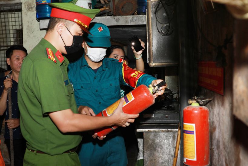 Tuần tra đêm kết hợp kiểm tra công tác PCCC ở phường Hàng Gai (Hoàn Kiếm, Hà Nội). Ảnh: Phạm Đông