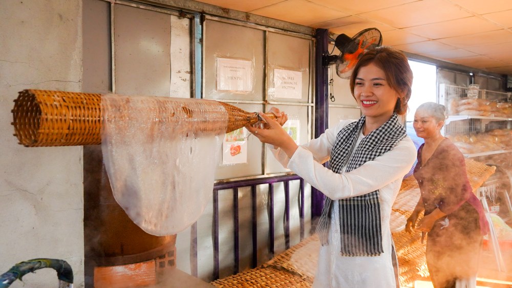 Du khách trải nghiệm làm hủ tiếu. Ảnh: Tạ Quang