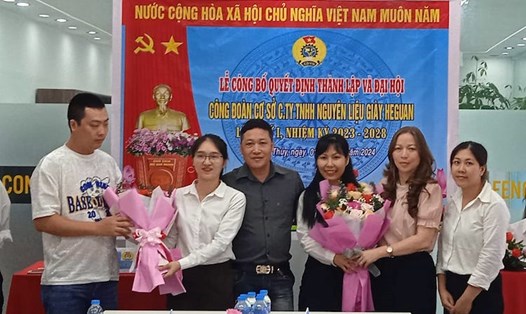 Lãnh đạo LĐLĐ huyện Giao Thủy và lãnh đạo Công ty TNHH Giày Heguan tặng hoa chúc mừng Ban Chấp hành CĐCS. Ảnh: CĐ Giao Thủy
