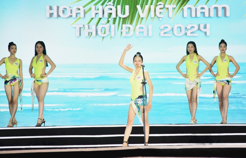 Các thí sinh cuộc thi hoa hậu Việt Nam Thời Đại trình diễn ở vòng thi bán kết tối 5.4, tại làng Hương Trà. Ảnh Anh Sắc