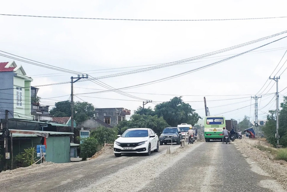 Nền đường QL19 đoạn qua xã Tây Giang (huyện Tây Sơn) cao hơn nhà dân 3-4m sau khi 