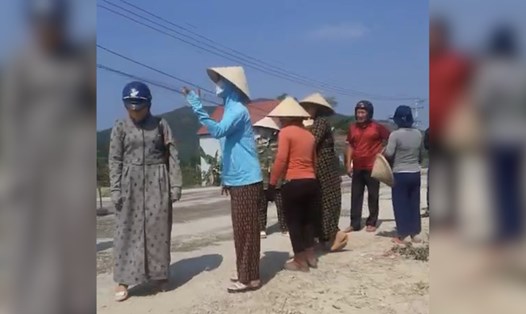 Người dân tụ tập, ngăn cản đơn vị thi công đổ đất nâng đường QL19, đoạn qua tỉnh Bình Định. Ảnh: Hoài Luân