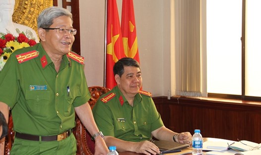 Đại tá Lê Ngọc Phương (đứng, khi còn làm Phó Cục trưởng C02) là cá nhân được đề nghị tặng Huân chương Chiến công hạng Nhất. Ảnh chụp màn hình