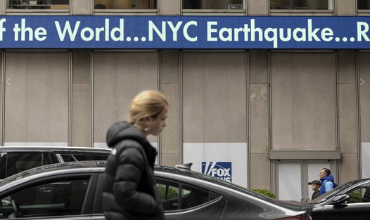 Bảng tin thông báo động đất ở New York, Mỹ ngày 5.4. Ảnh: AP