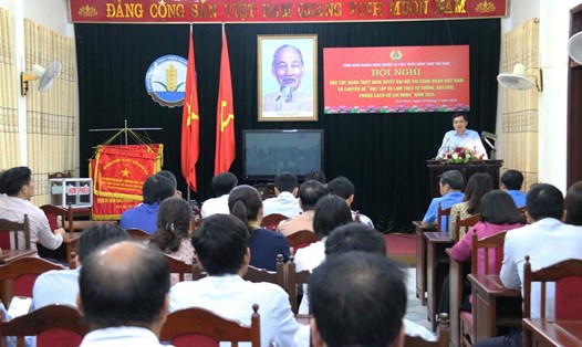 Chủ tịch LĐLĐ tỉnh Thái Bình Bùi Xuân Vinh truyền đạt một số nội dung cơ bản trong văn kiện Đại hội XIII Công đoàn Việt Nam. Ảnh: Bá Mạnh