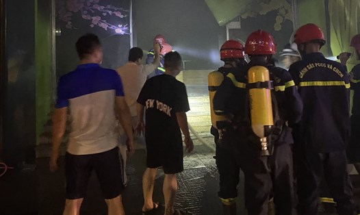 Lực lượng chữa cháy dập tắt đám cháy xảy ra tại một phòng giao dịch ngân hàng ở thị xã Quảng Trị. Ảnh: Công an Quảng Trị.