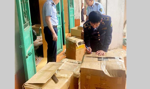 Đoàn kiểm tra thuộc Đội QLTT số 3 đang tiến hành kiểm tra hàng hóa. Ảnh: Cục QLTT tỉnh Nam Định