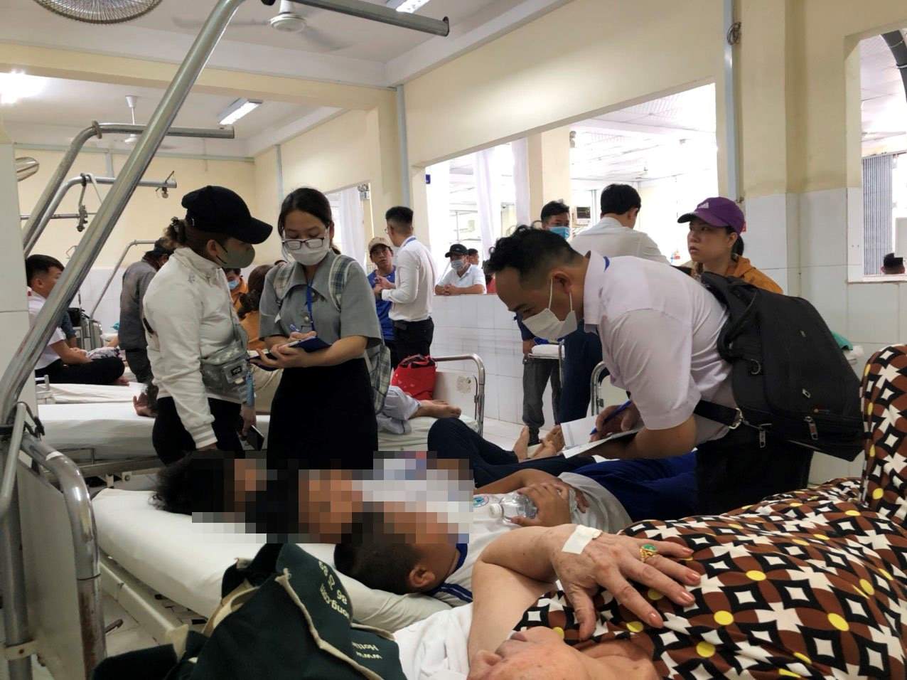 Các đơn vị chức năng thu thập thông tin, điều tra nguyên nhân khiến nhiều học sinh ở Nha Trang nhập viện. Ảnh: Phương Linh