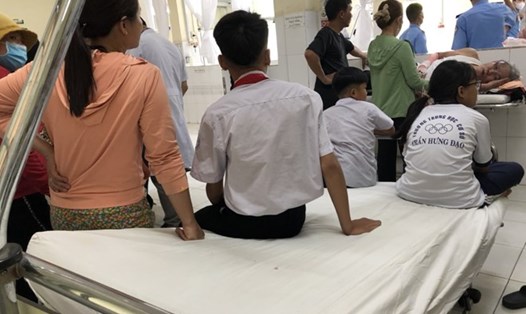 Trong sáng 5.4, nhiều học sinh ở 2 trường học trên địa bàn TP. Nha Trang phải nhập viện sau khi ăn sáng ngoài cổng trường. Ảnh: Phương Linh