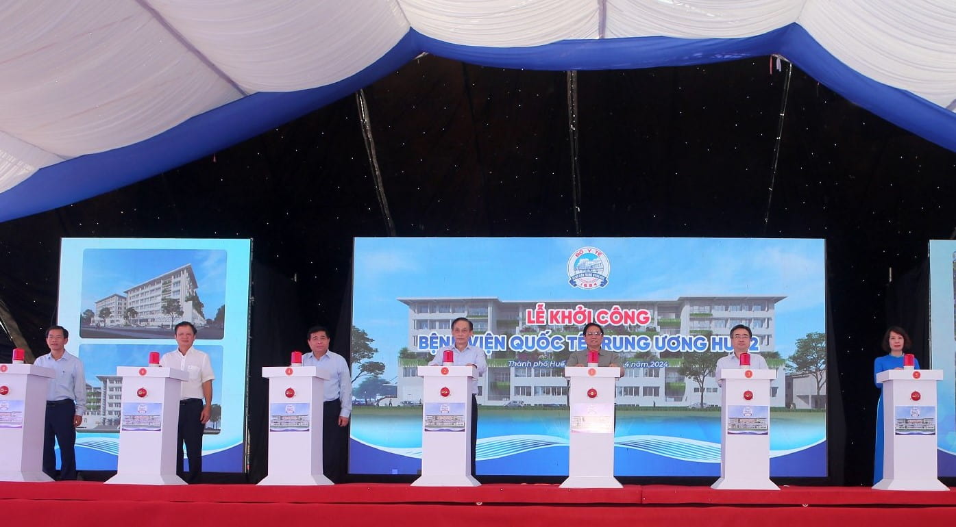 Thủ tướng Phạm Minh Chính và các đại biểu bấm nút khởi công Bệnh viện Quốc tế giai đoạn 2 