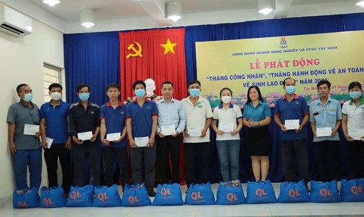 Lễ phát động Tháng công nhân và Tháng hành động về an toàn vệ sinh lao động năm 2023 do Công đoàn ngành Nông nghiệp và Phát triển nông thôn tỉnh Tây Ninh phát động. Ảnh: CĐCS