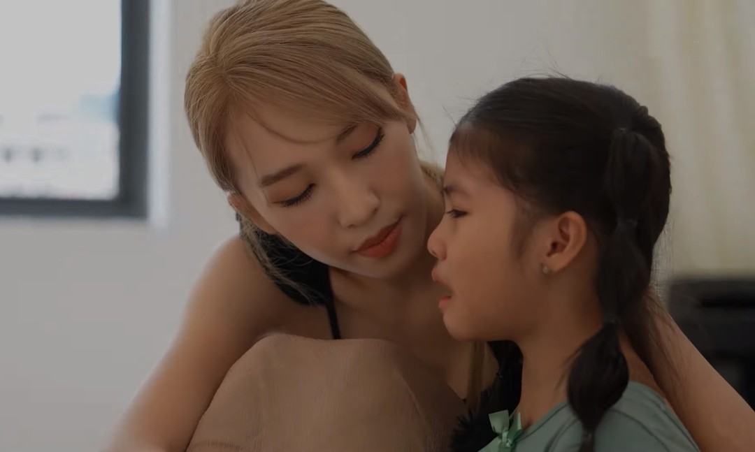 Bé Bảo Uyên - con gái Emily khóc nấc khi được yêu cầu múa trước đám đông. Ảnh: VTV3