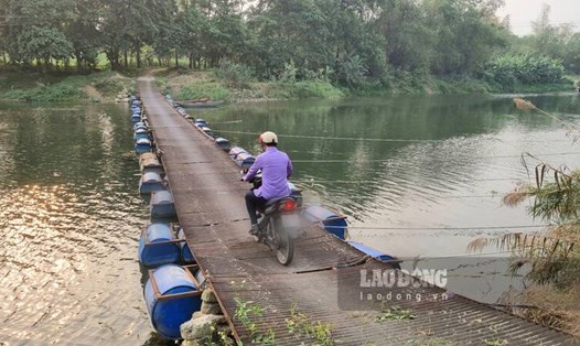 Cầu phao xuống cấp nghiêm trọng tại Tuyên Quang. Ảnh: Lam Thanh